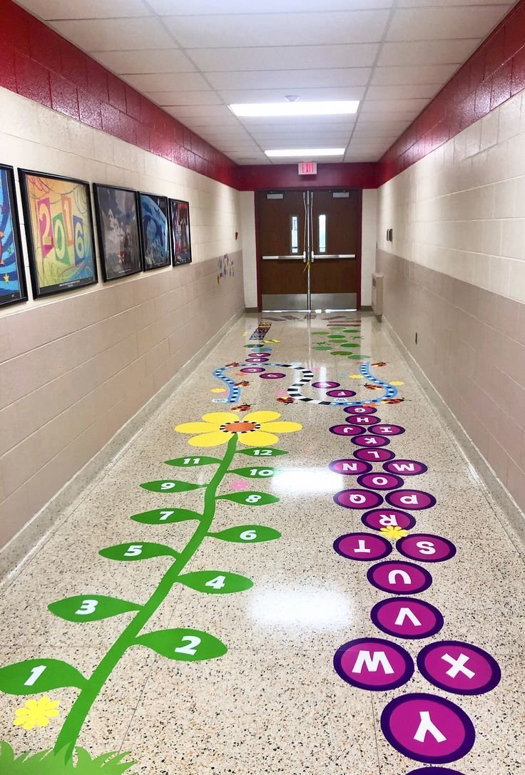 Игровая стена в рекреации начальной школы