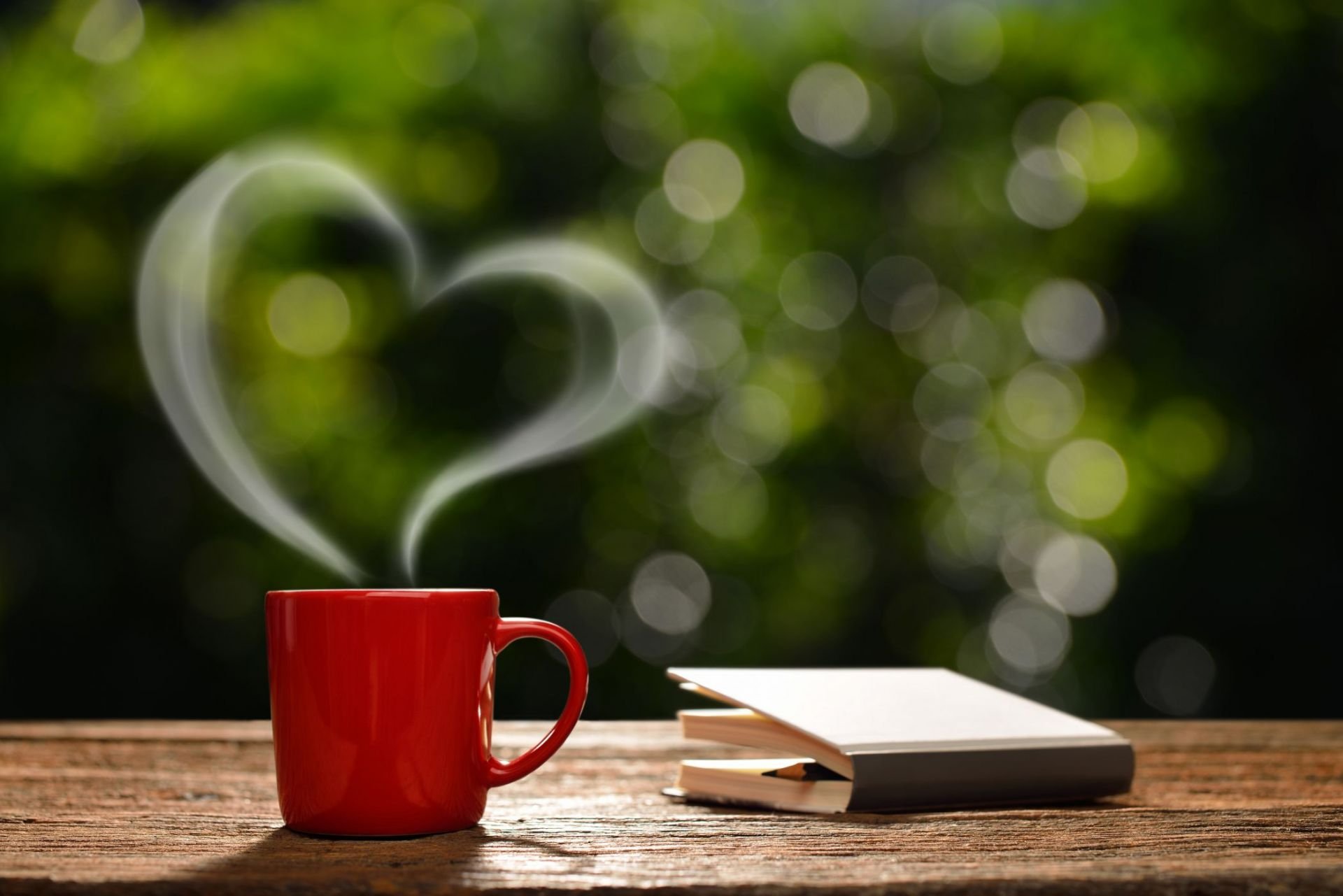 Фон доброго дня. Утро кофе. Доброе утро сердечки. Доброе утро романтика. Чашка кофе.