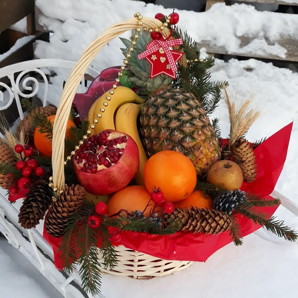 Новогодний фрукт. Новогодняя Фруктовая корзина. Корзина с фруктами на новый год. Новогодние фруктовые корзинки. Корзина с фруктами в подарок.