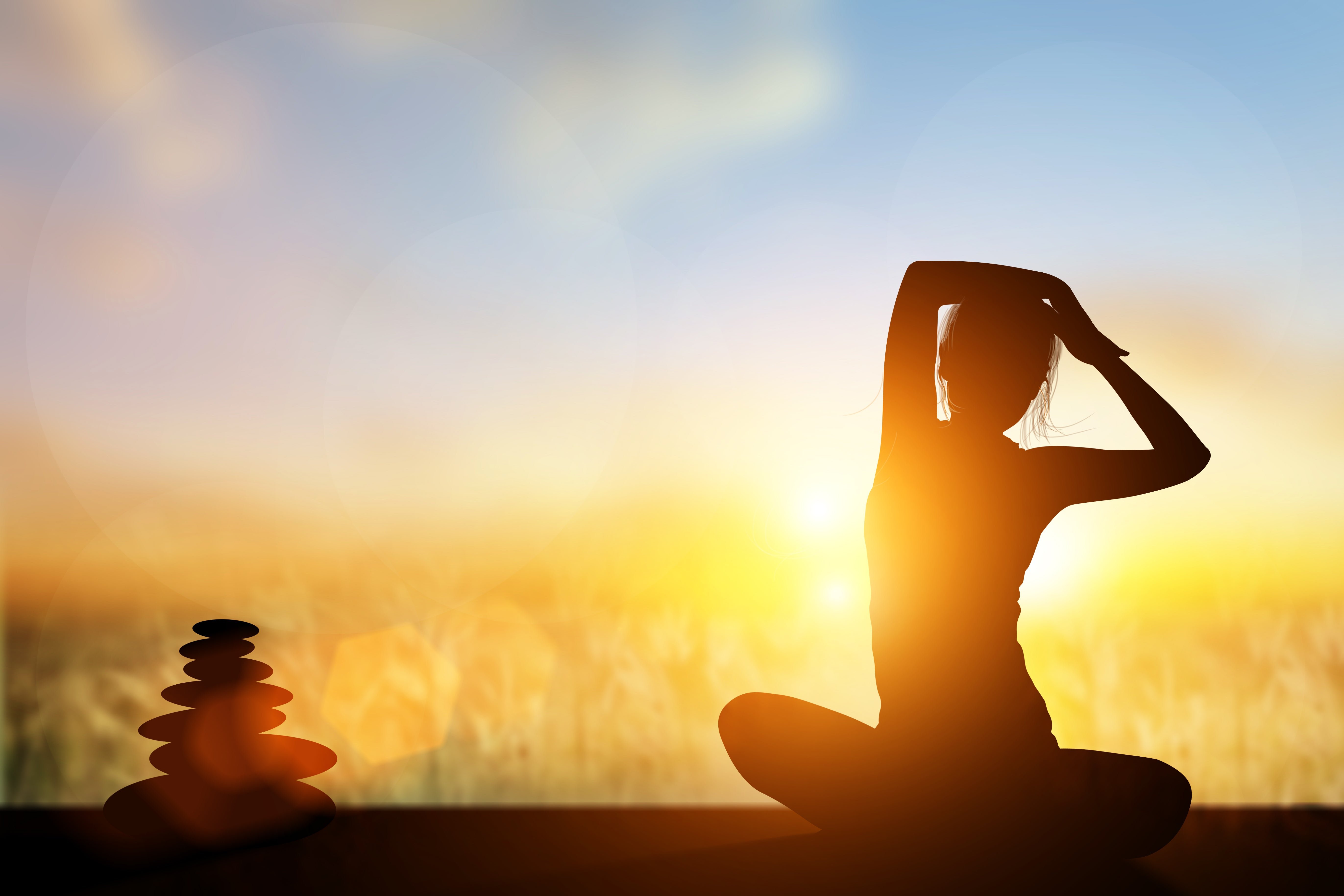 Медитация на удачный. Йога на рассвете. Девушка медитирует. Медитация солнце. Йога на Восходе солнца.