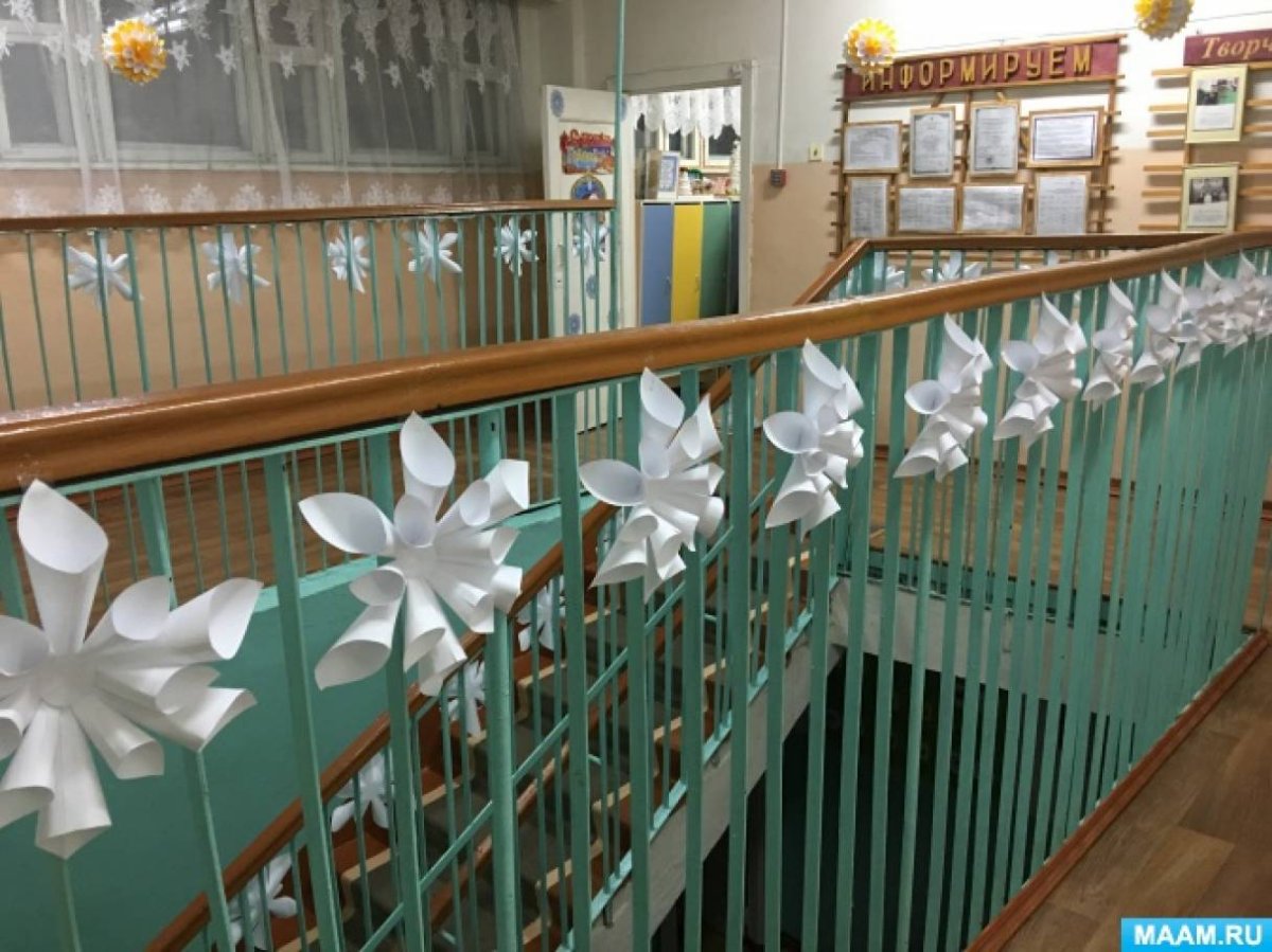 Украшаем лестницу на новый год в ДОУ