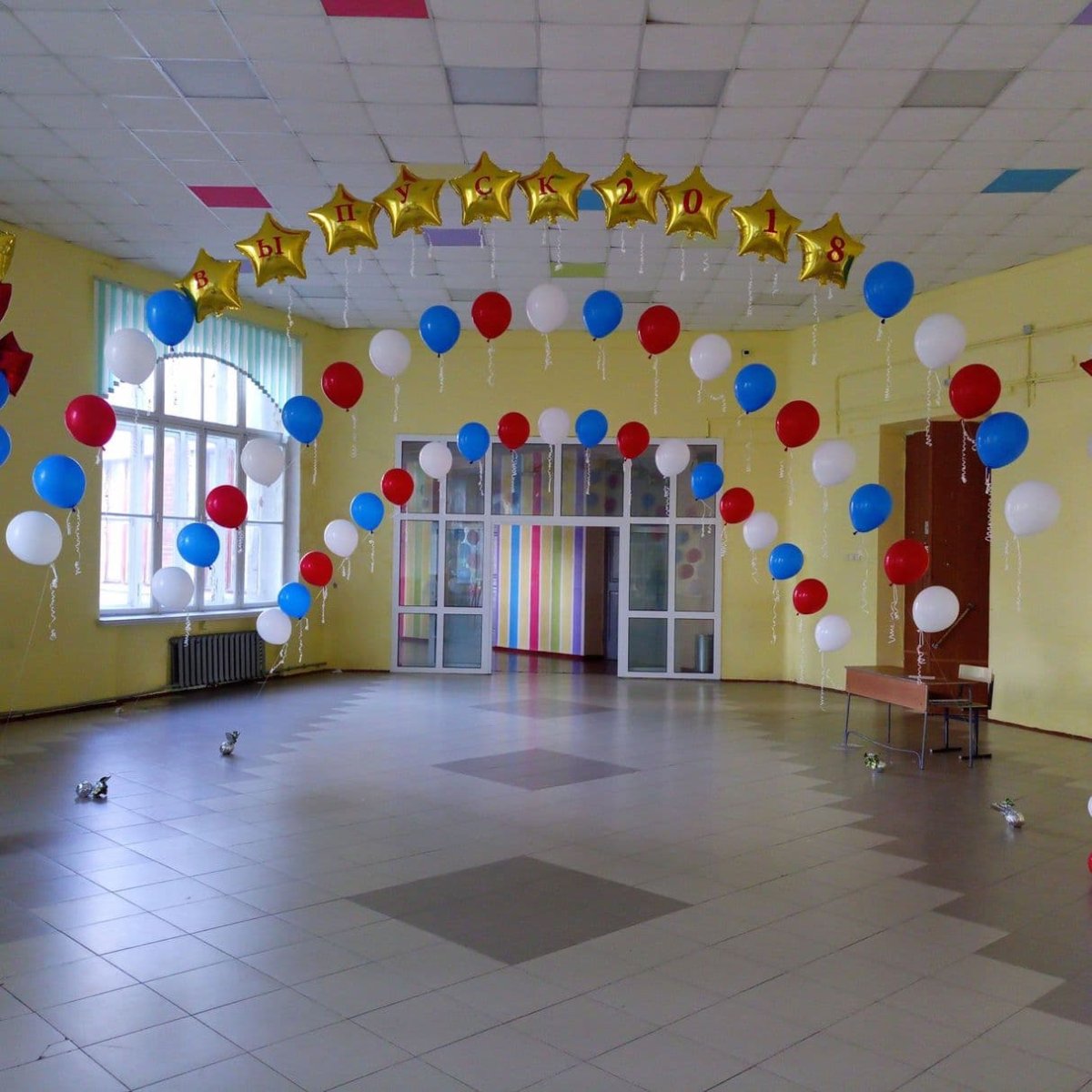 Украшение шарами фойе