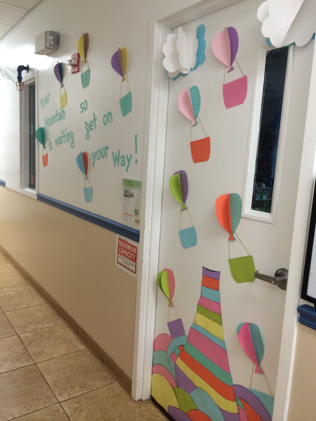 Украшение стен в школе