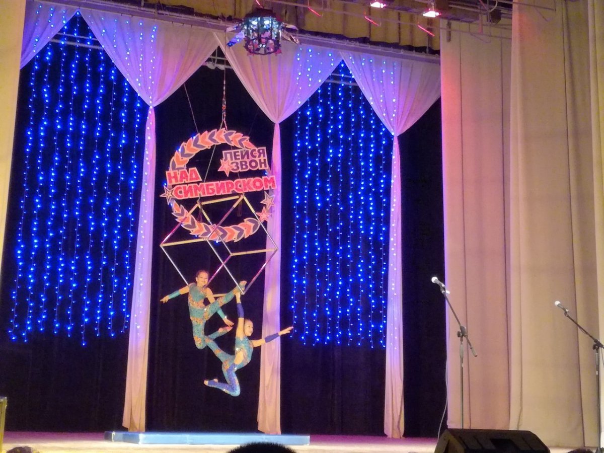 Украшение сцены на конкурс талантов