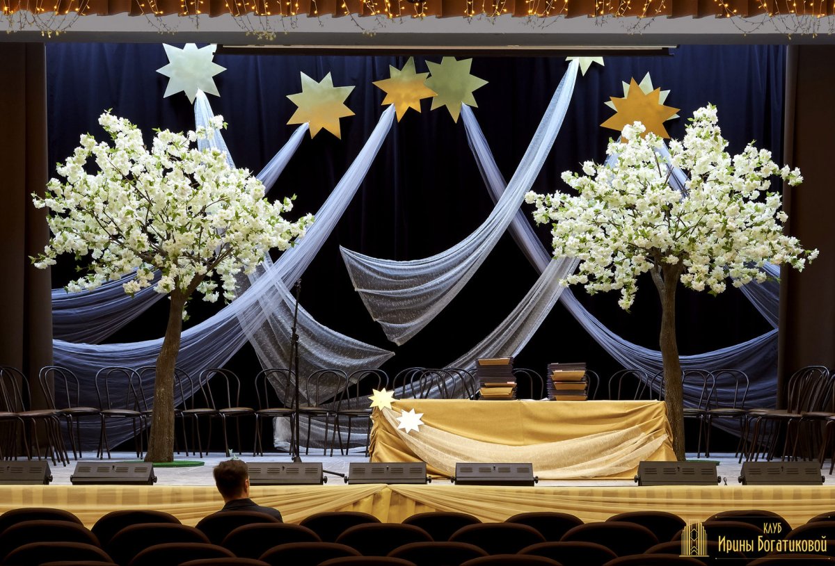 Стильное украшение сцены