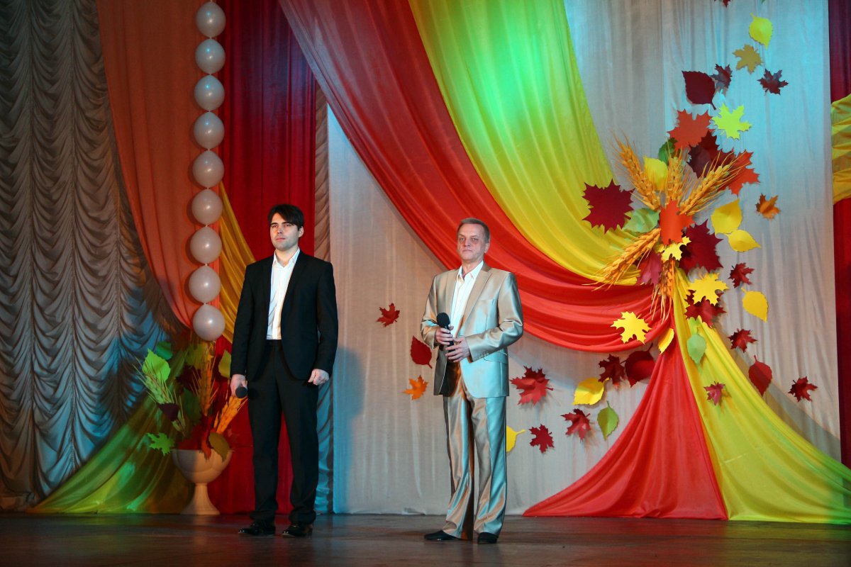 Украшение сцены на день пожилого человека