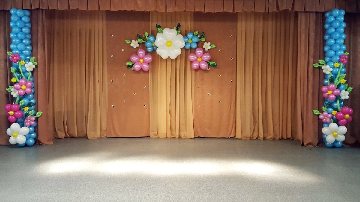 Украшение сцены шарами в доме культуры