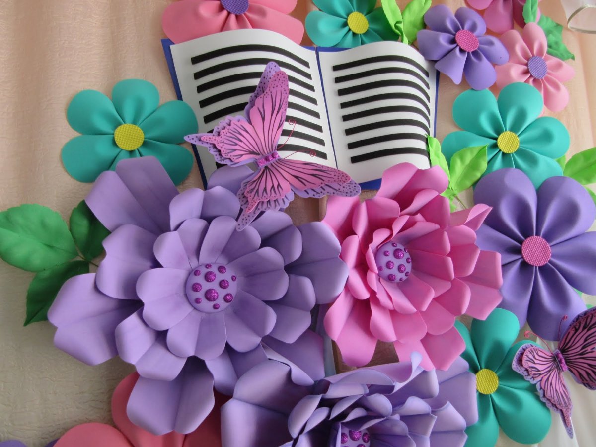 Цветы из бумаги для украшения сцены