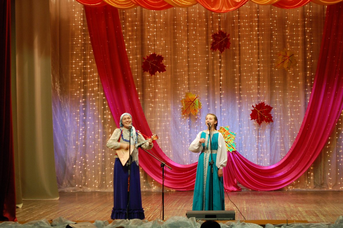 Украшение сцены на день пожилого человека