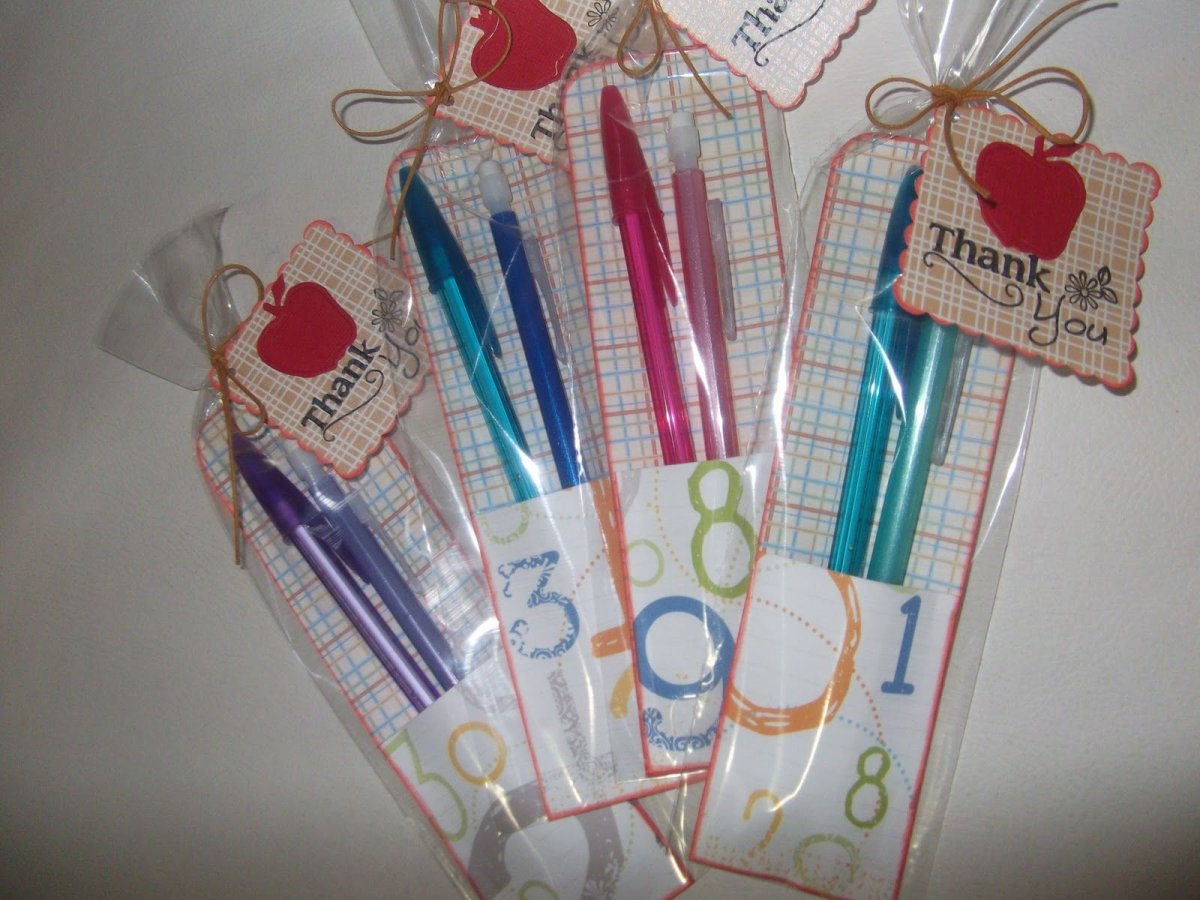 Упаковать подарок ручки