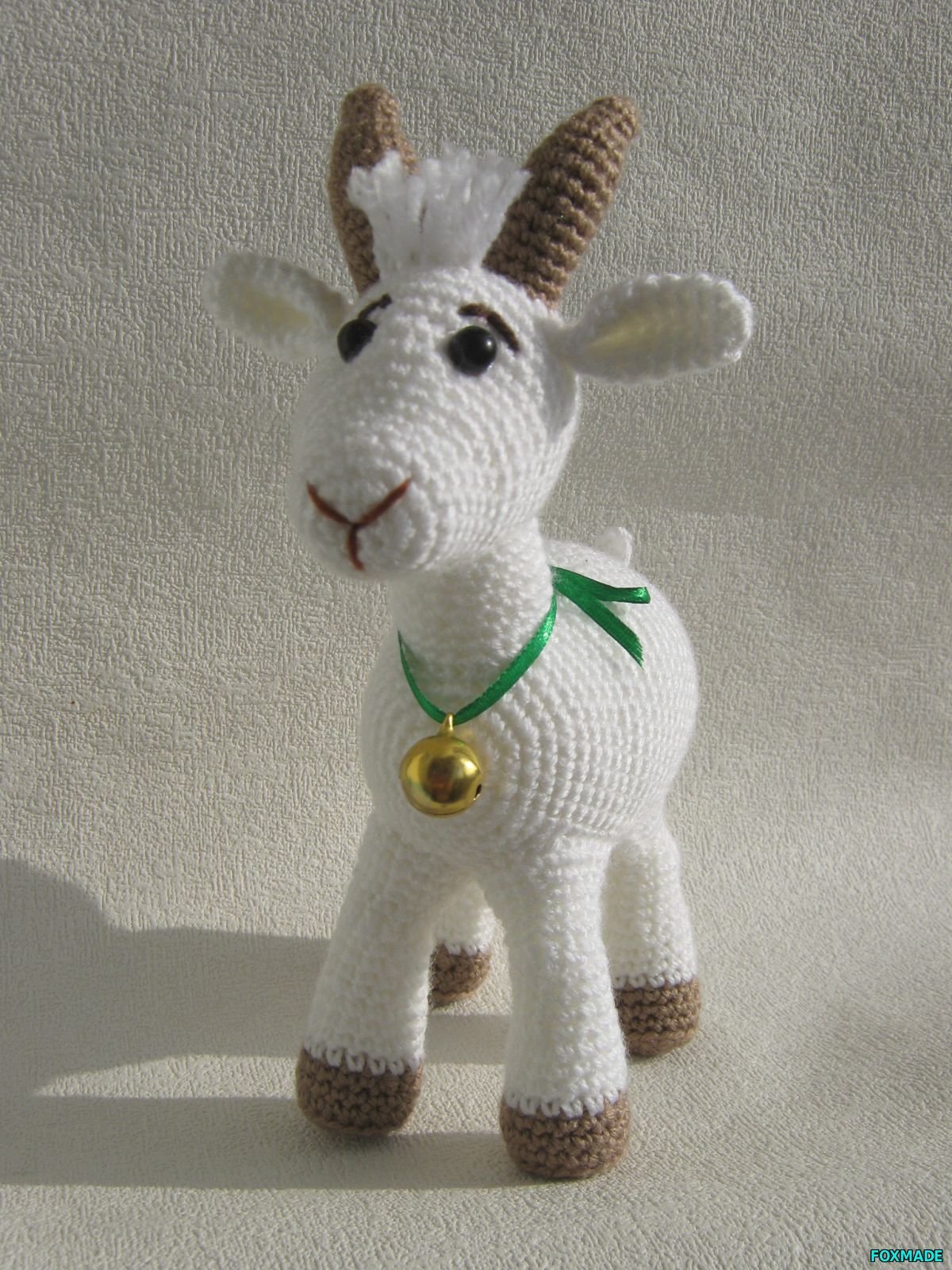 Козел игрушка вязаная
