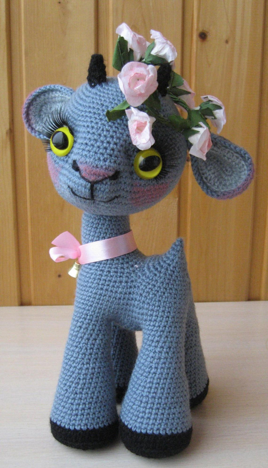 Вязаная игрушка коза