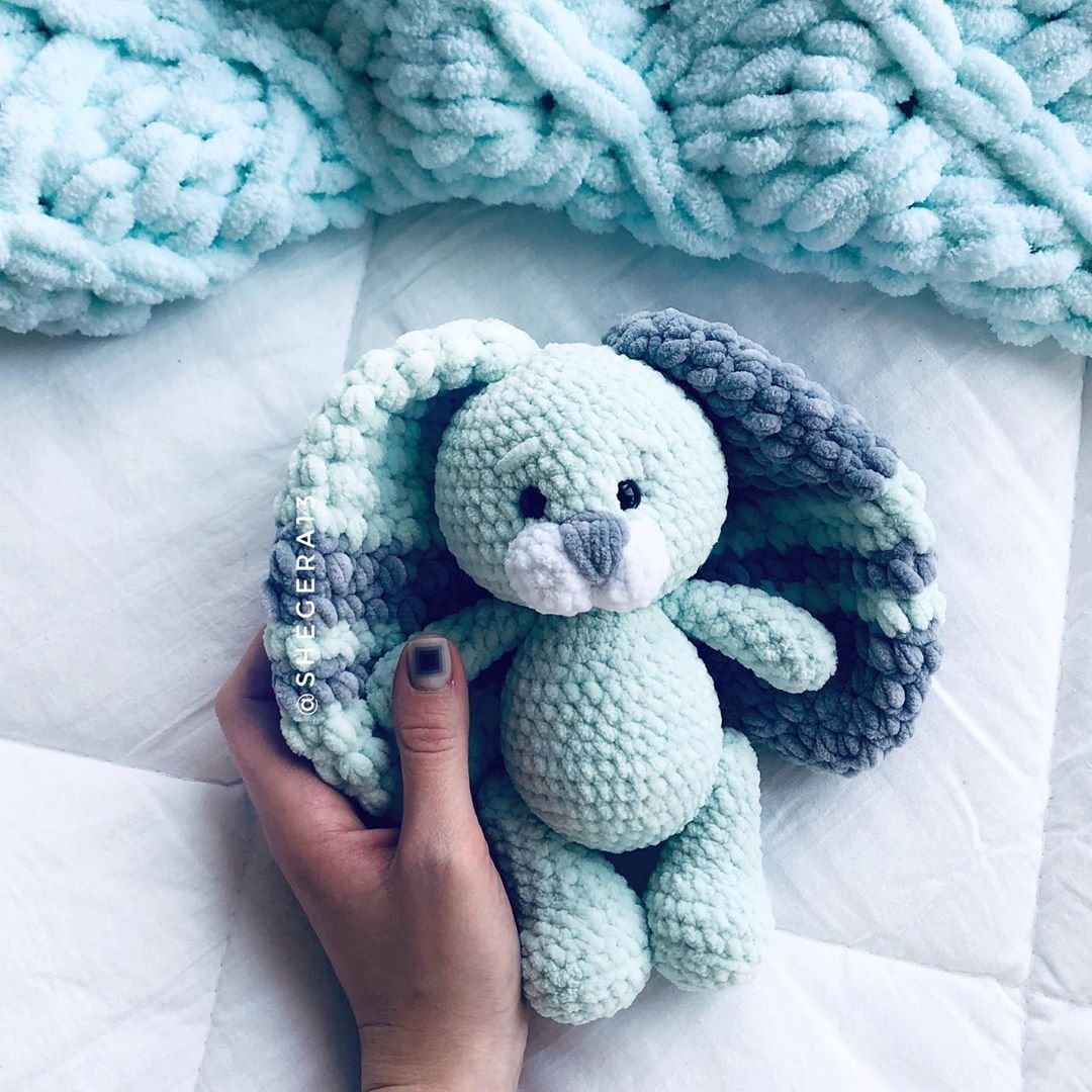 Зайка из плюшевой пряжи