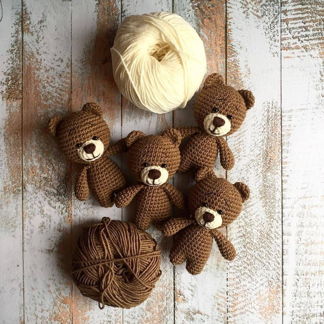 Коричневые вязаные игрушки