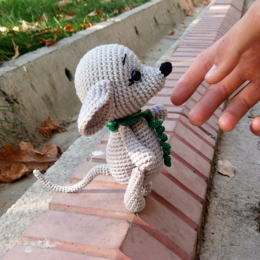 Вязаная игрушка крыска