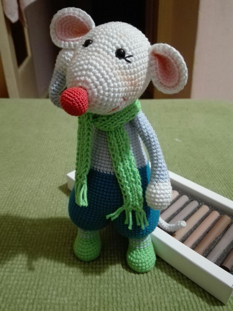 Вязаная игрушка крыса