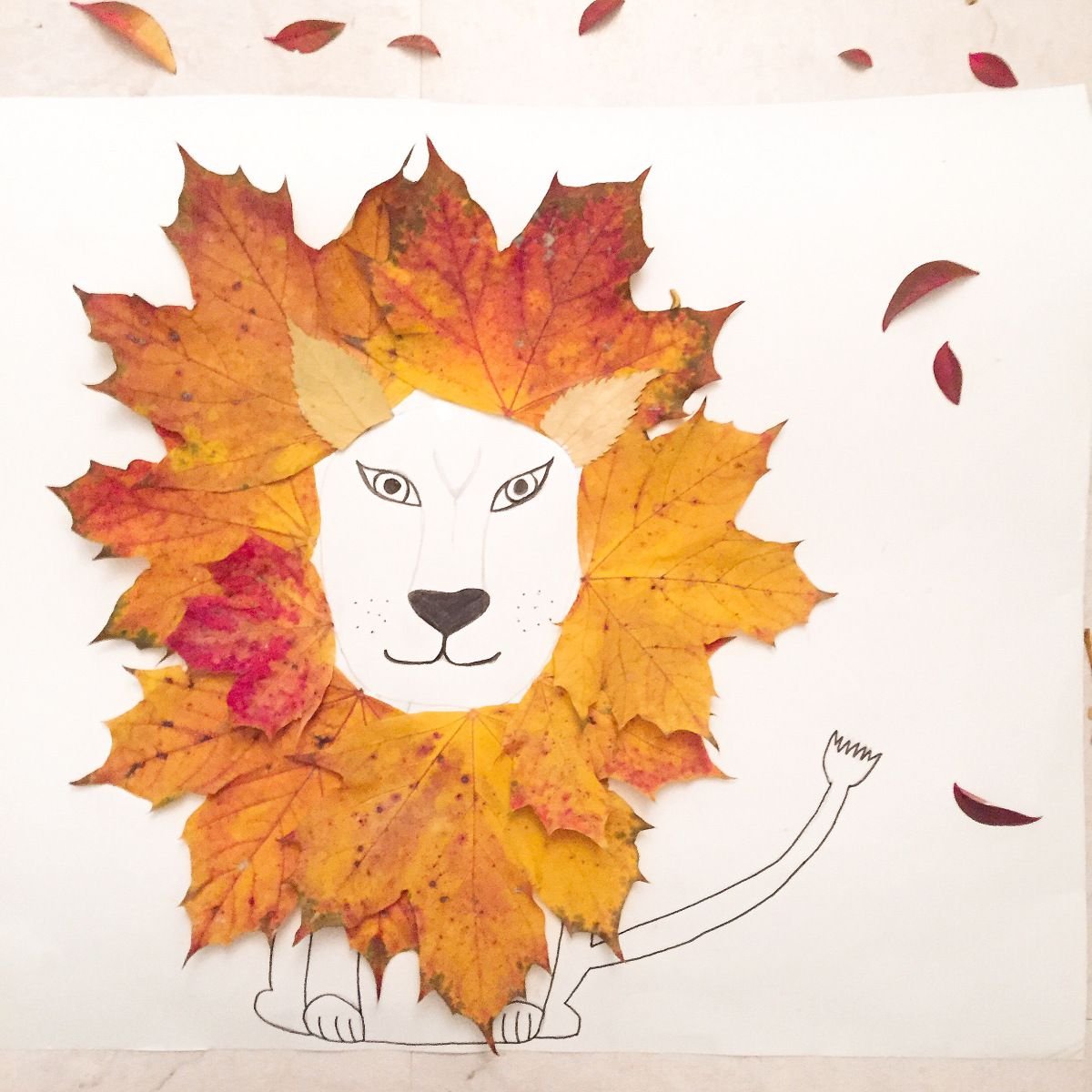 Лев из листьев