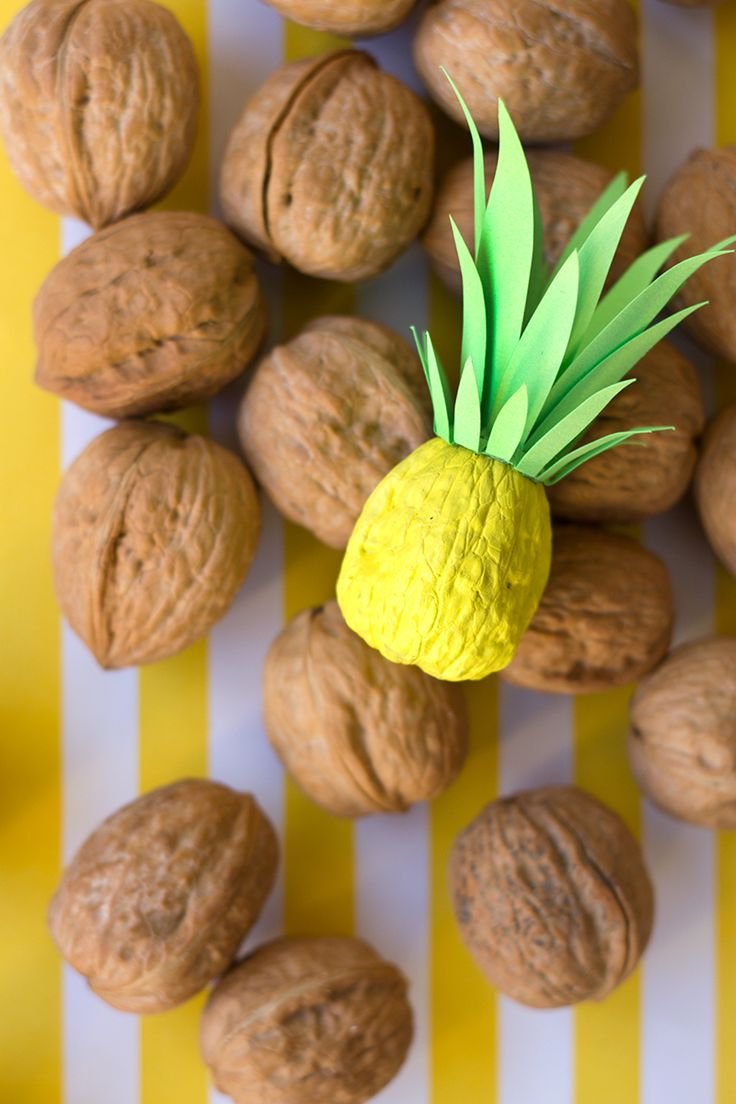 Поделка из скорлупы детского ореха