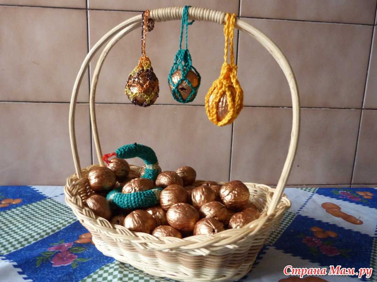 Поделка из скорлупы ореха макадамии