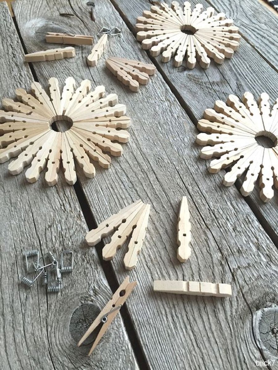 Домик из деревянных прищепок