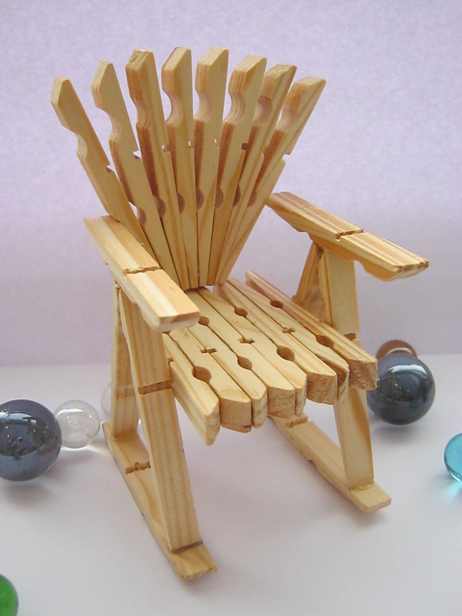 Стул из прищепок