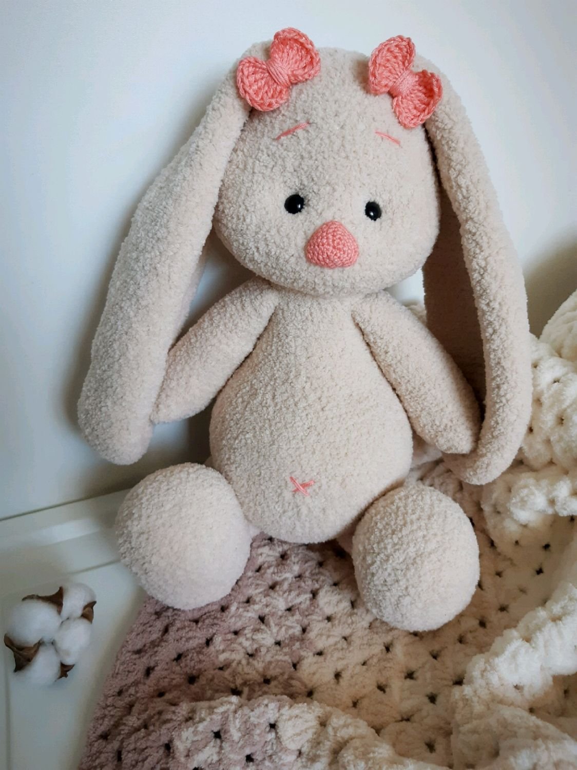 Большие вязаные зайцы