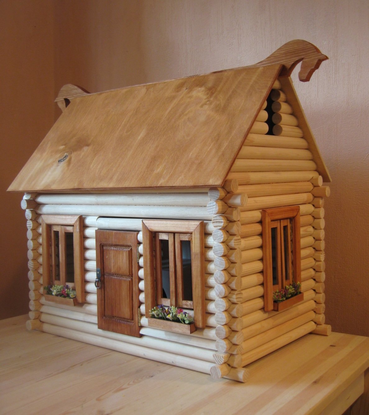 Игрушечный домик из дерева