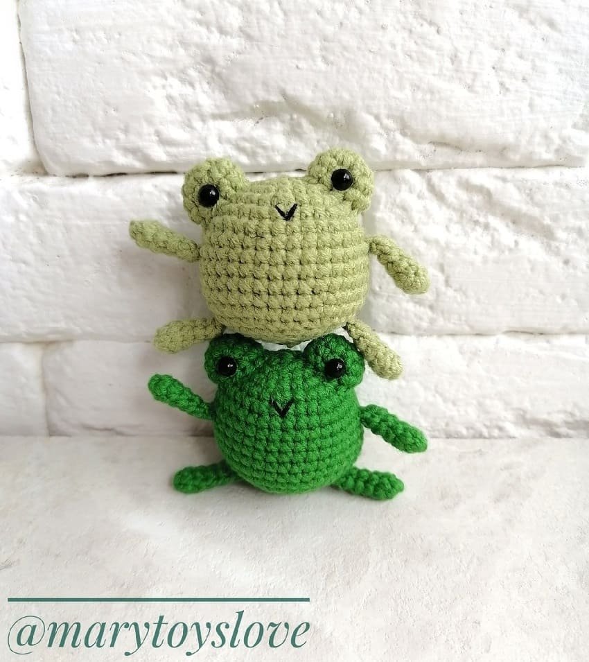 Лягушка малышка амигуруми