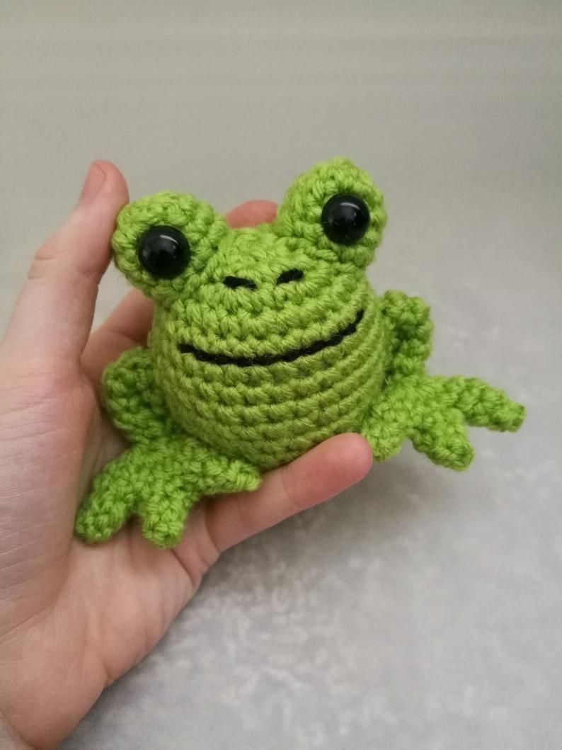 Вязаная лягушка амигуруми