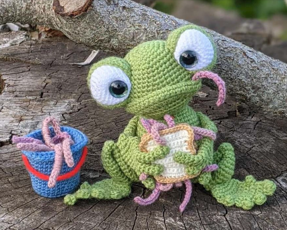 Вязаная лягушка