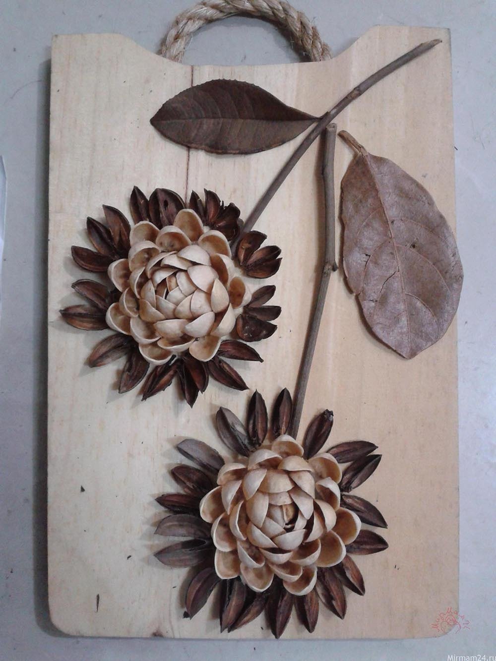 Панно из фисташковых скорлупок