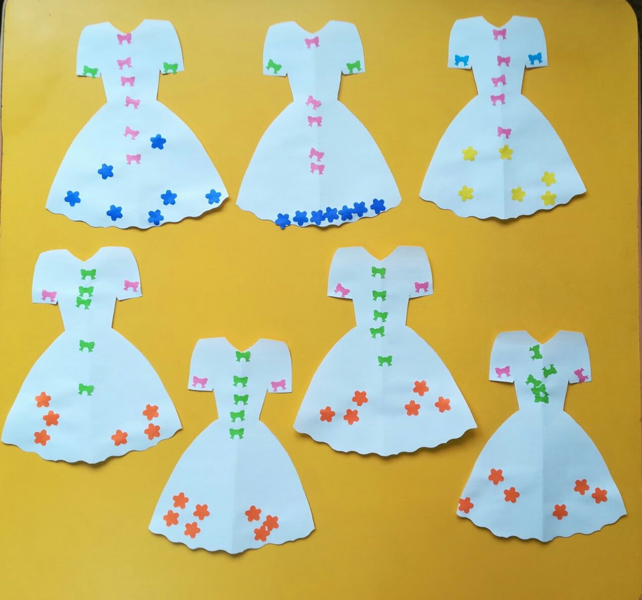 Платье для мамы младшая группа. Платье из бумаги поделка. Платье поделка для детей. Аппликация платье для мамы. Платье аппликация в детском саду.