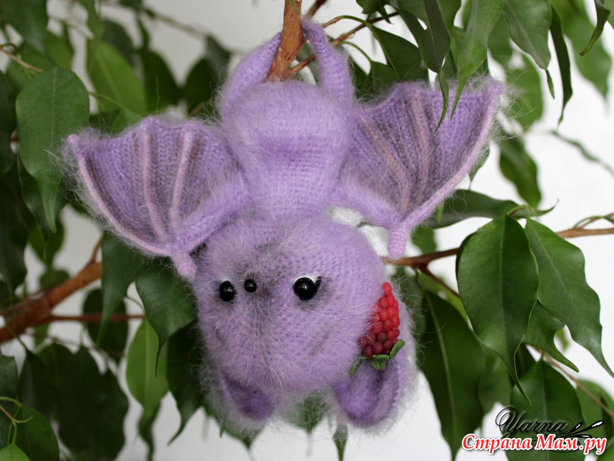 Вязаная летучая мышь игрушка
