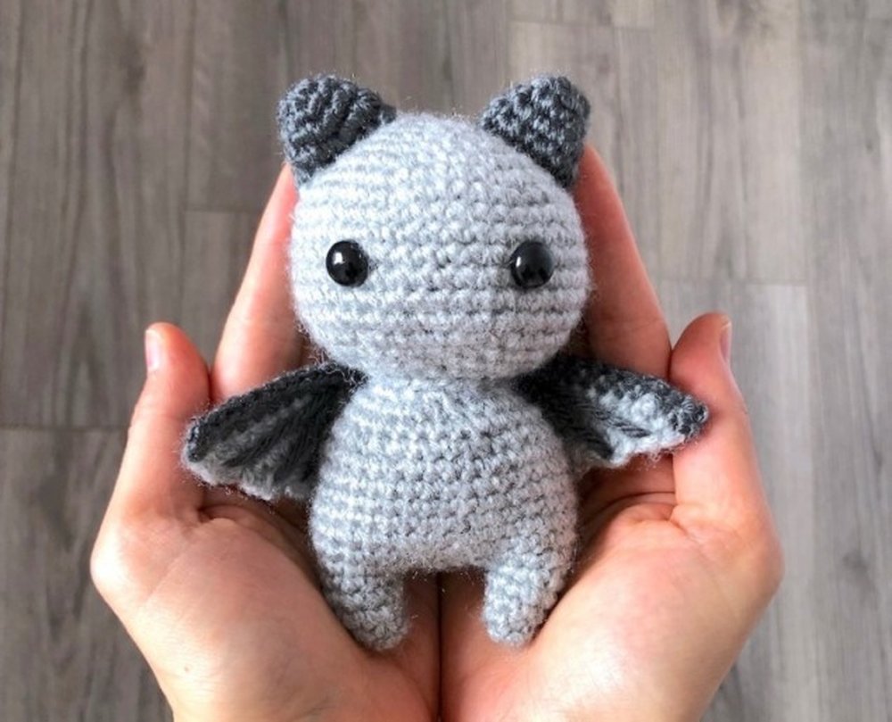 Летучая мышка амигуруми