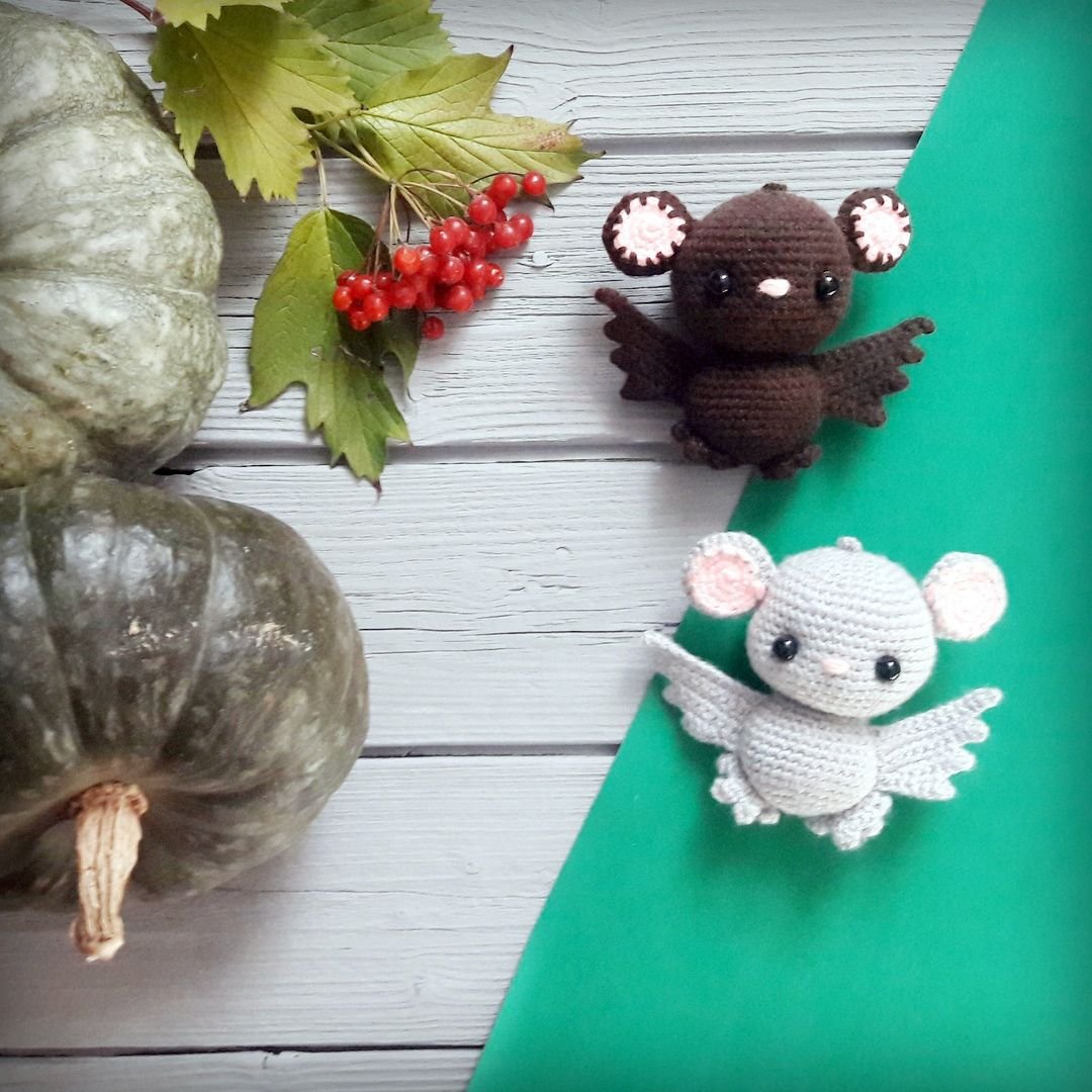 Вязаная летучая мышь игрушка