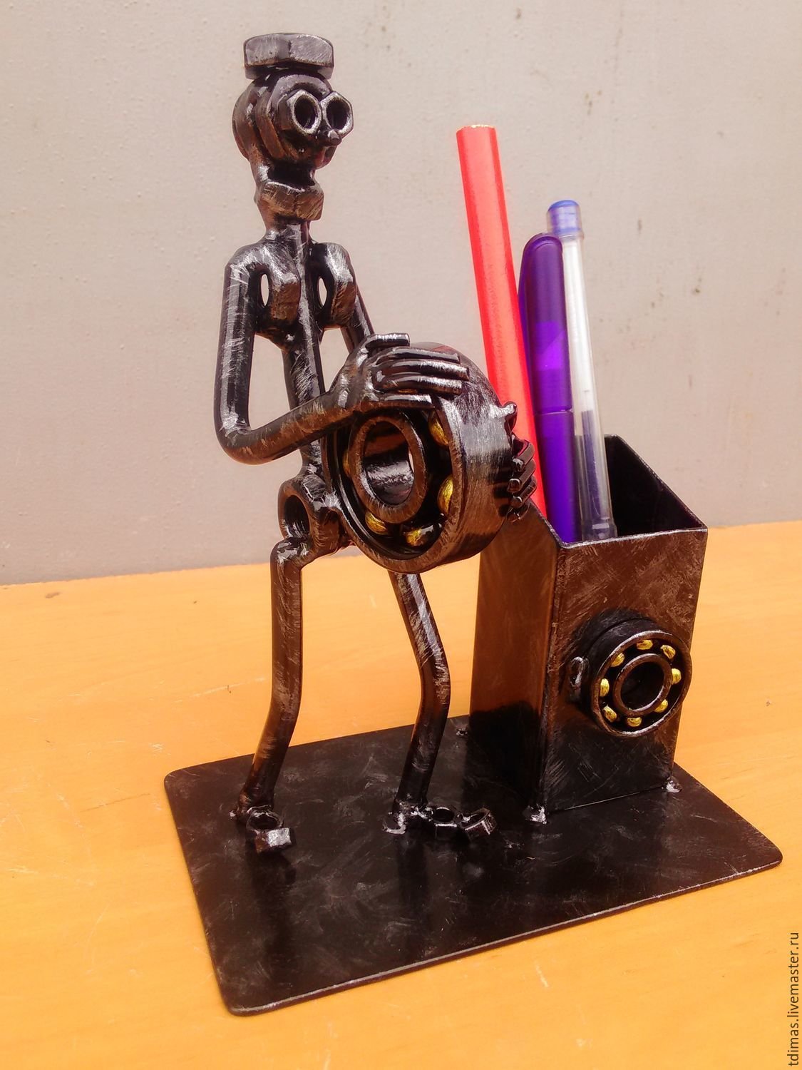 Статуэтка из болтов и гаек