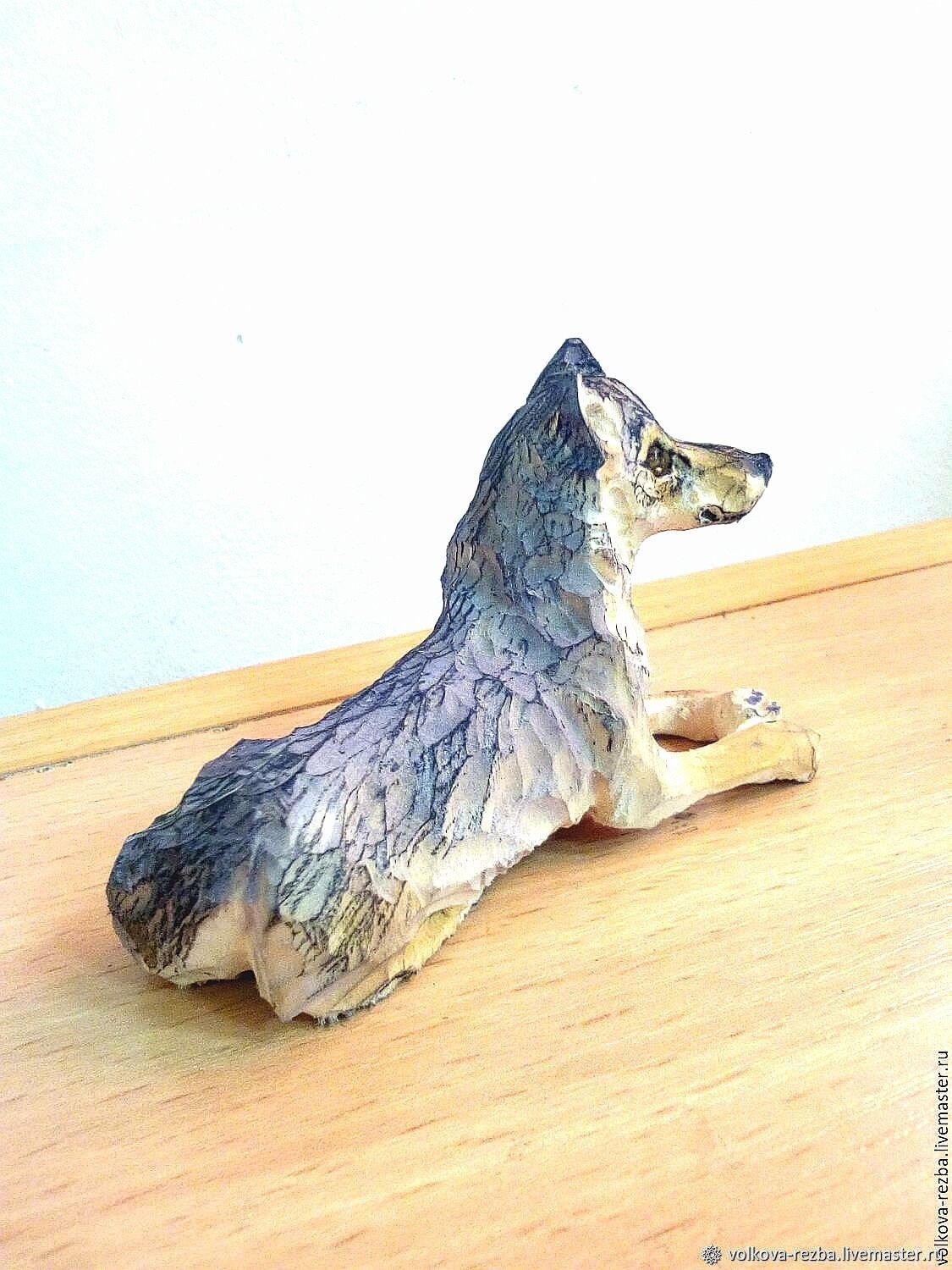 Фигурка волка из дерева