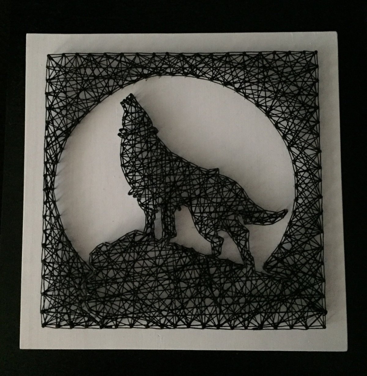 Панно из ниток и гвоздей волк