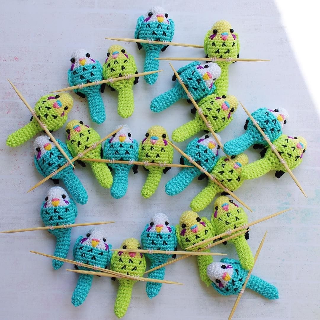 Маленький попугайчик крючком