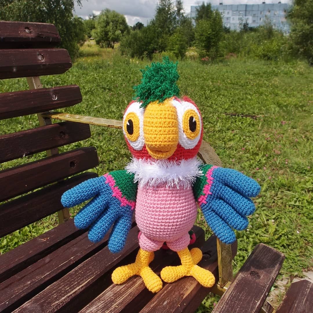 Вязаный попугай