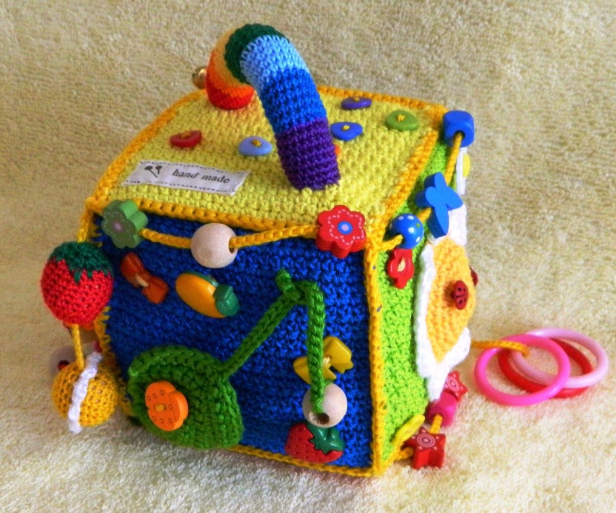 Вязаный развивающий кубик