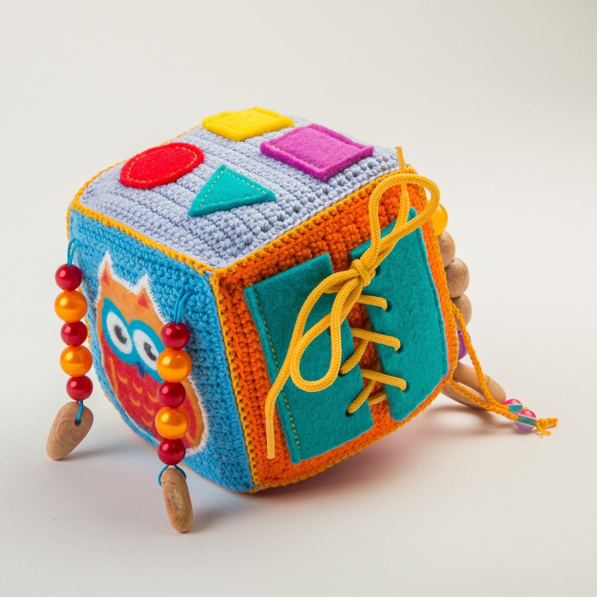 Вязаный развивающий кубик