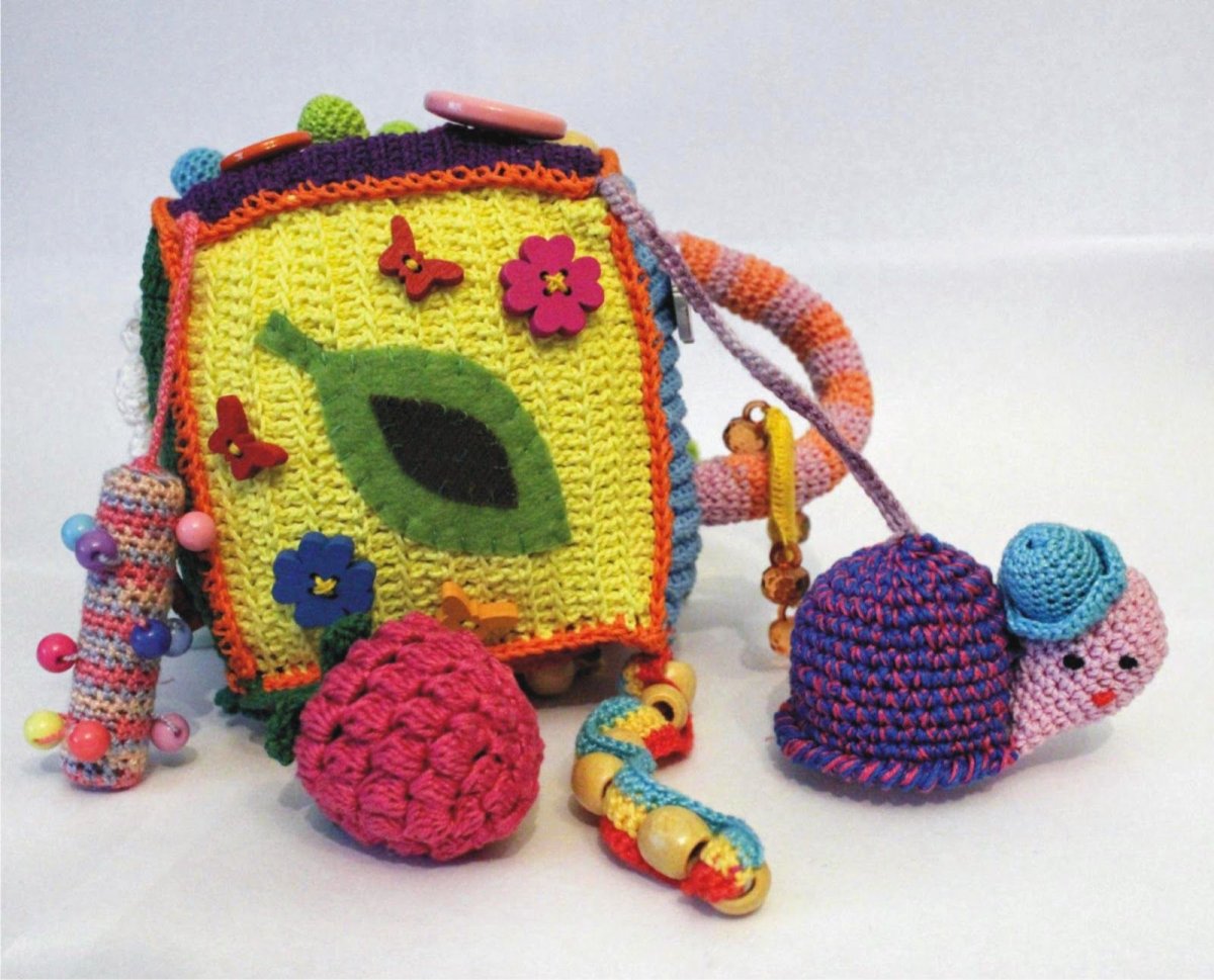 Вязаный развивающий кубик