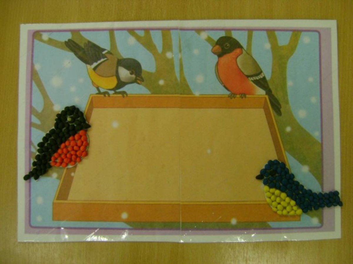 Коллективная аппликация птицы на кормушке