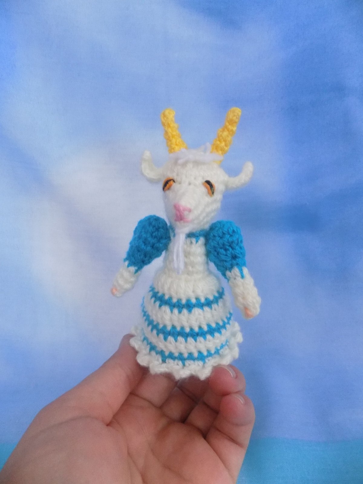 Вязаная коза в сарафане