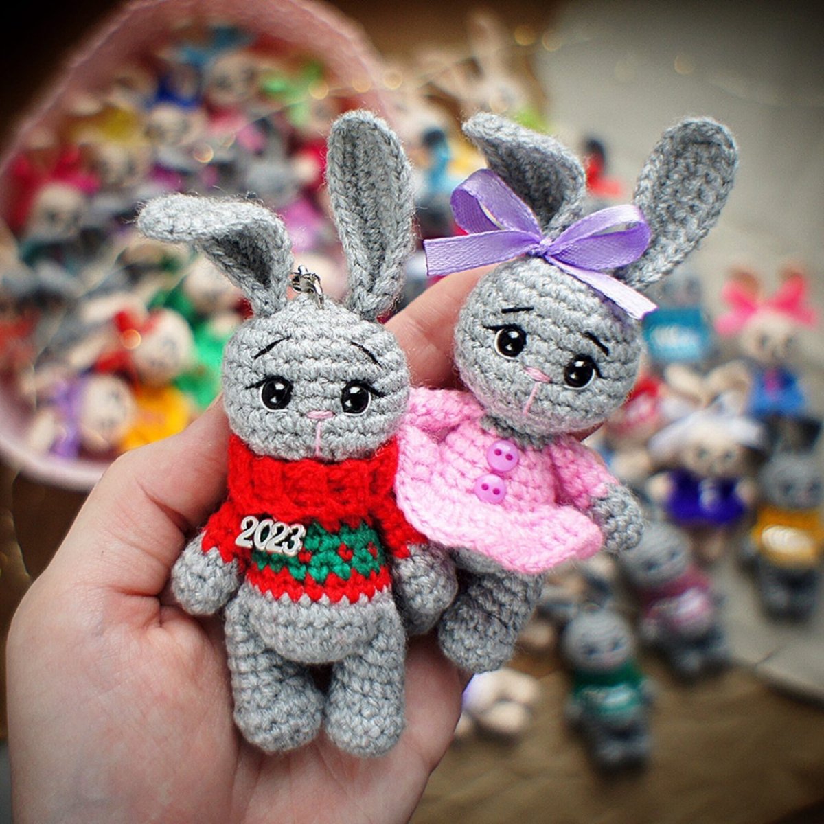 Маленький зайчик с ладонь пряжей крючком