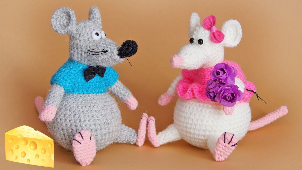 Вязаная игрушка крыса