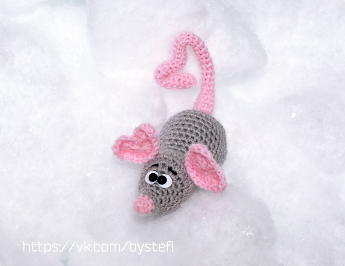 Вязаная игрушка крыска