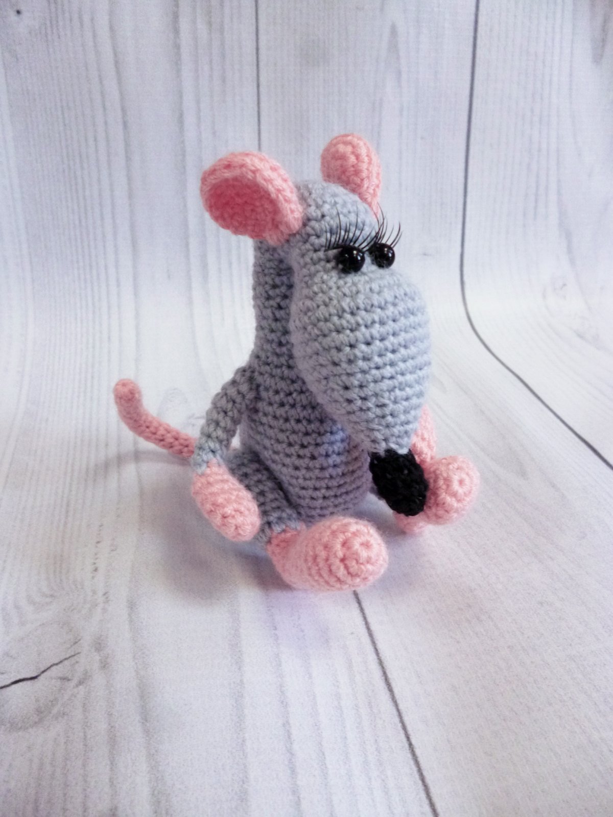 Вязаная игрушка крыса