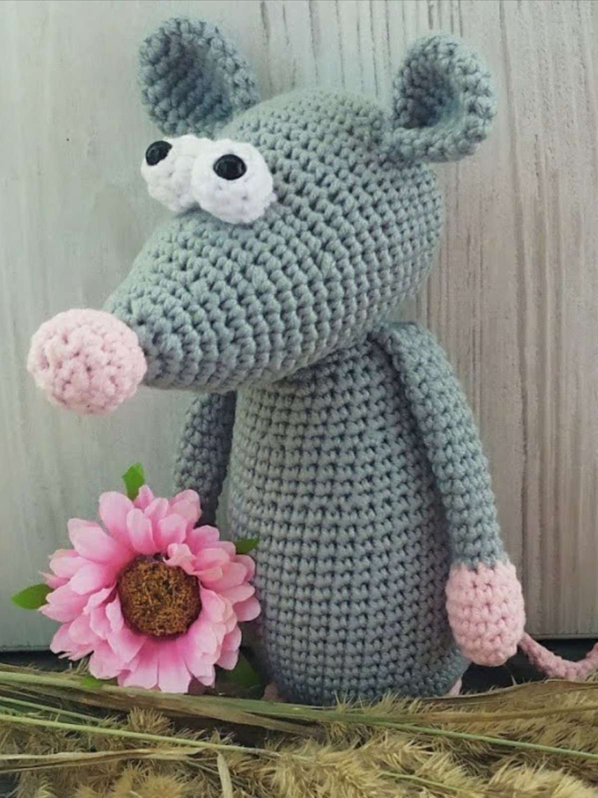 Вязаная игрушка крыса